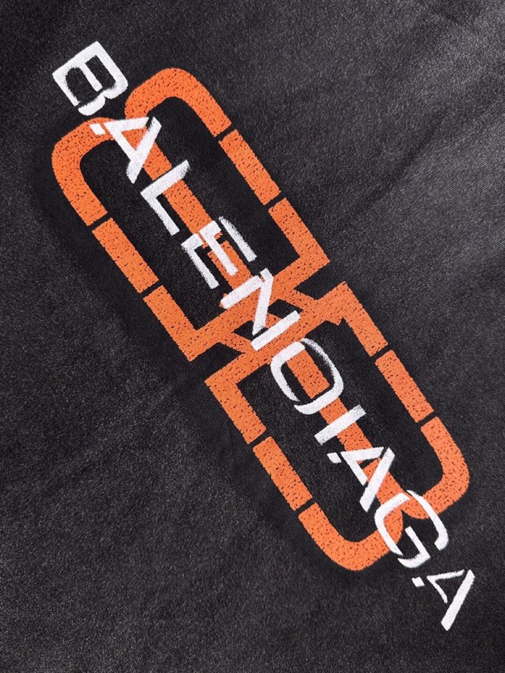 BALENCIAGA 巴黎世家2025SS秋冬最新款圆领时尚短袖圆领T恤，官网同步，纯棉面料！贴肤舒适，