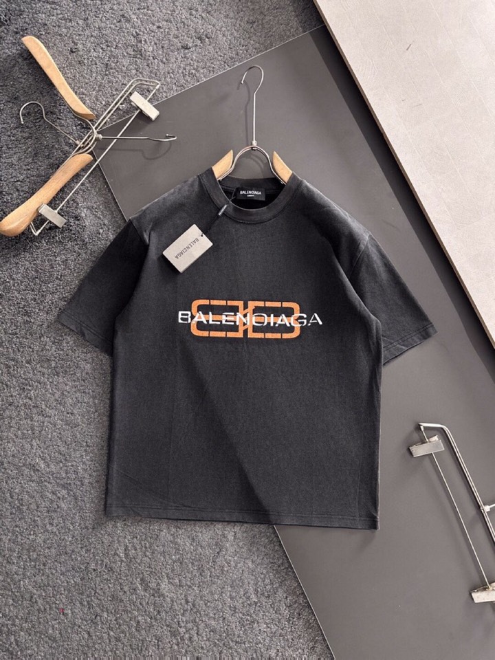 BALENCIAGA 巴黎世家2025SS秋冬最新款圆领时尚短袖圆领T恤，官网同步，纯棉面料！贴肤舒适，