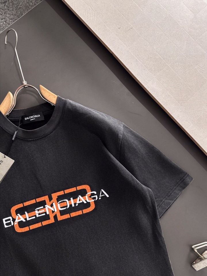 BALENCIAGA 巴黎世家2025SS秋冬最新款圆领时尚短袖圆领T恤，官网同步，纯棉面料！贴肤舒适，