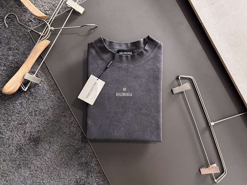 BALENCIAGA 巴黎世家2025SS秋冬最新款圆领时尚短袖圆领T恤，官网同步，纯棉面料！贴肤舒适，