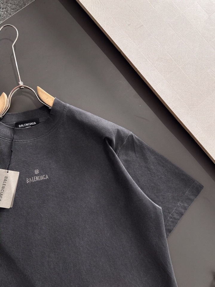 BALENCIAGA 巴黎世家2025SS秋冬最新款圆领时尚短袖圆领T恤，官网同步，纯棉面料！贴肤舒适，