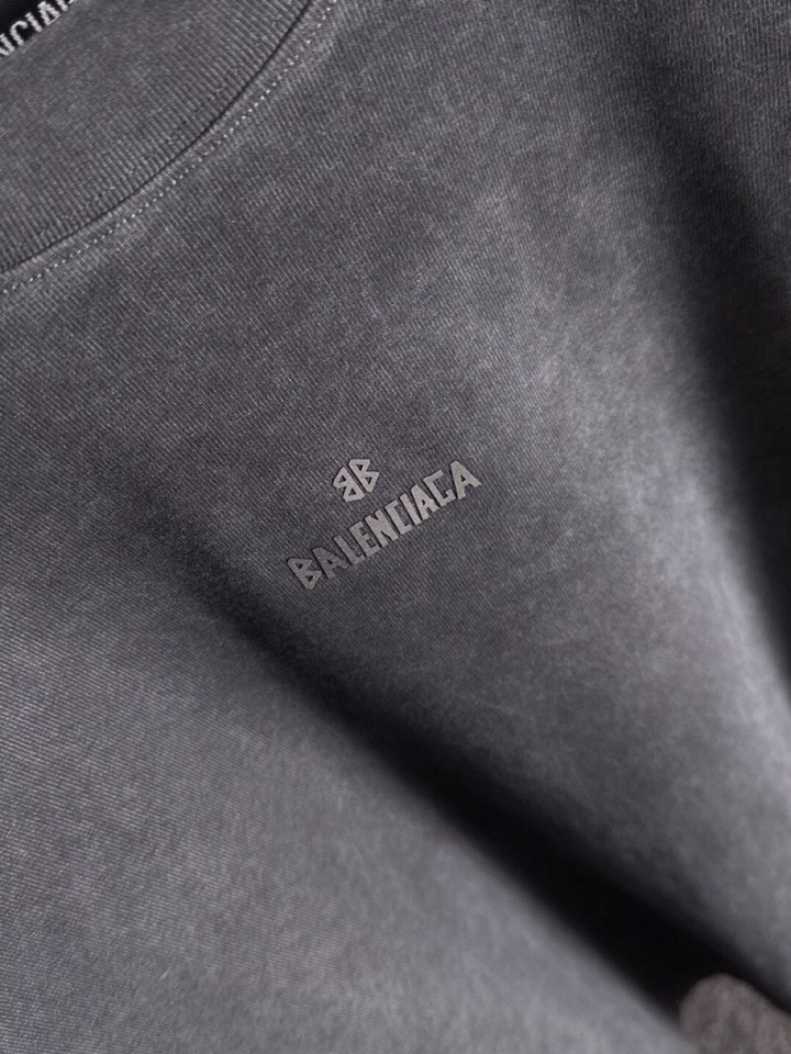 BALENCIAGA 巴黎世家2025SS秋冬最新款圆领时尚短袖圆领T恤，官网同步，纯棉面料！贴肤舒适，