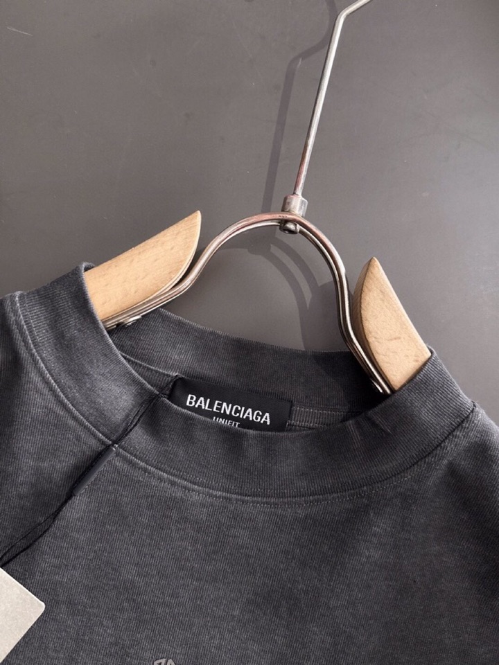 BALENCIAGA 巴黎世家2025SS秋冬最新款圆领时尚短袖圆领T恤，官网同步，纯棉面料！贴肤舒适，