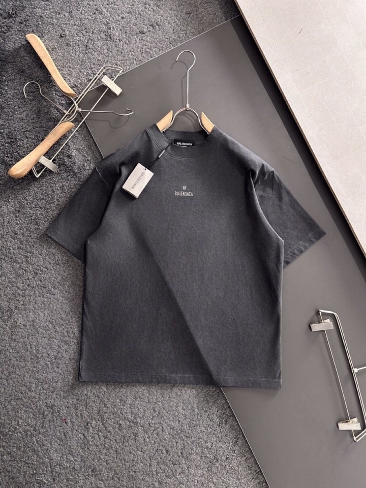 BALENCIAGA 巴黎世家2025SS秋冬最新款圆领时尚短袖圆领T恤，官网同步，纯棉面料！贴肤舒适，