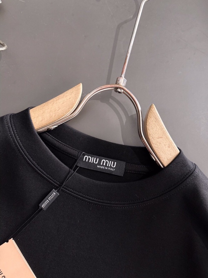 miumiu 缪缪2025SS秋冬最新款圆领时尚短袖圆领T恤，官网同步，纯棉面料！贴肤舒适，耐看又好穿，