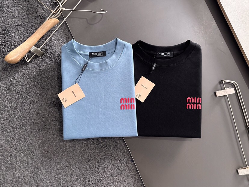 miumiu 缪缪2025SS秋冬最新款圆领时尚短袖圆领T恤，官网同步，纯棉面料！贴肤舒适，耐看又好穿，