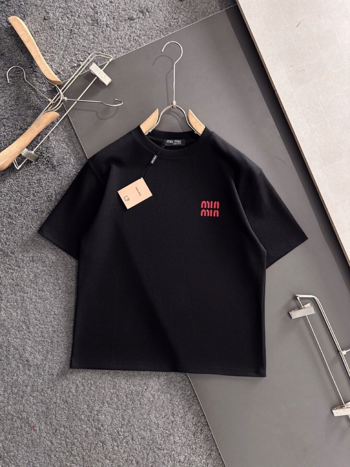 miumiu 缪缪2025SS秋冬最新款圆领时尚短袖圆领T恤，官网同步，纯棉面料！贴肤舒适，耐看又好穿，