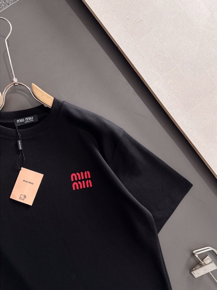 miumiu 缪缪2025SS秋冬最新款圆领时尚短袖圆领T恤，官网同步，纯棉面料！贴肤舒适，耐看又好穿，