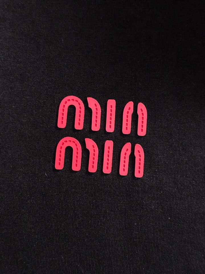 miumiu 缪缪2025SS秋冬最新款圆领时尚短袖圆领T恤，官网同步，纯棉面料！贴肤舒适，耐看又好穿，