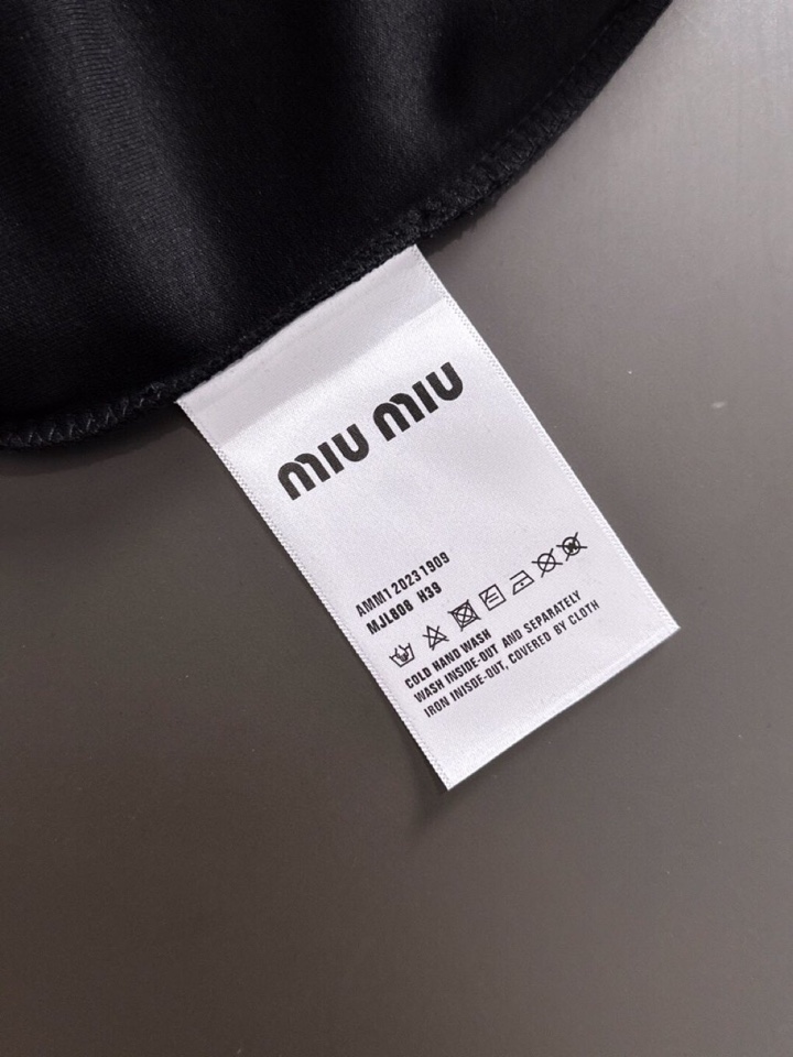 miumiu 缪缪2025SS秋冬最新款圆领时尚短袖圆领T恤，官网同步，纯棉面料！贴肤舒适，耐看又好穿，