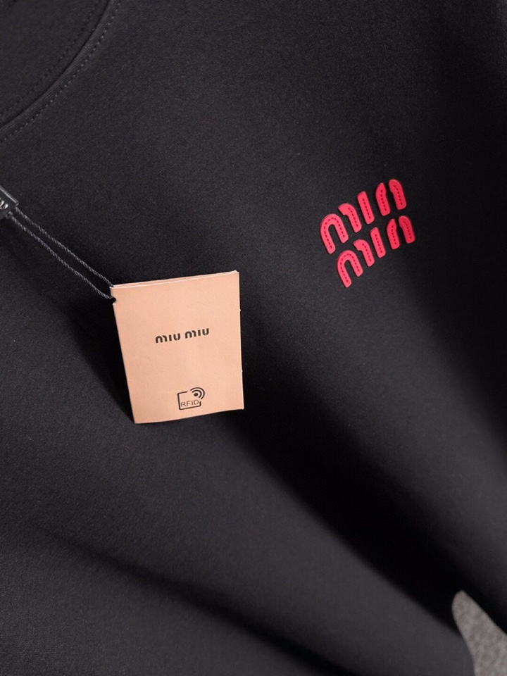 miumiu 缪缪2025SS秋冬最新款圆领时尚短袖圆领T恤，官网同步，纯棉面料！贴肤舒适，耐看又好穿，