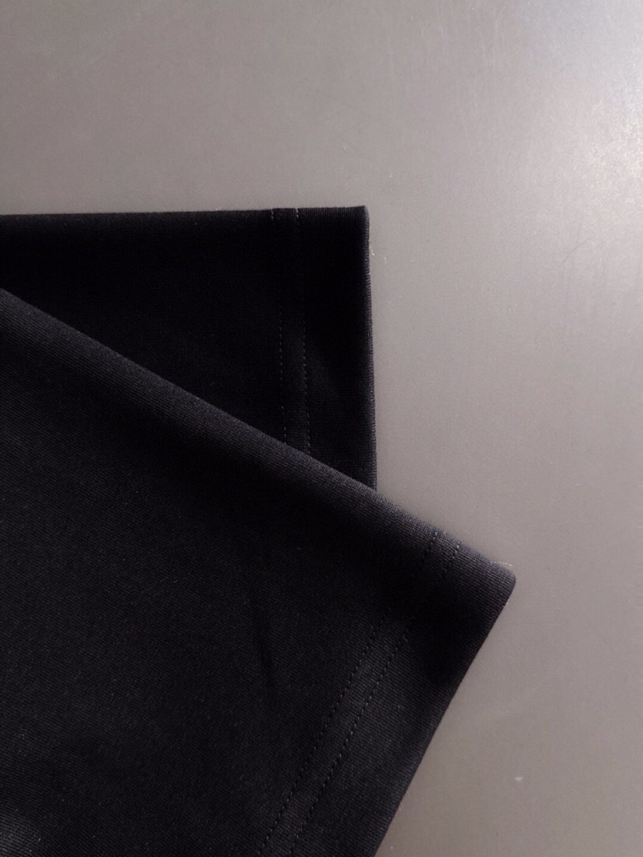 miumiu 缪缪2025SS秋冬最新款圆领时尚短袖圆领T恤，官网同步，纯棉面料！贴肤舒适，耐看又好穿，