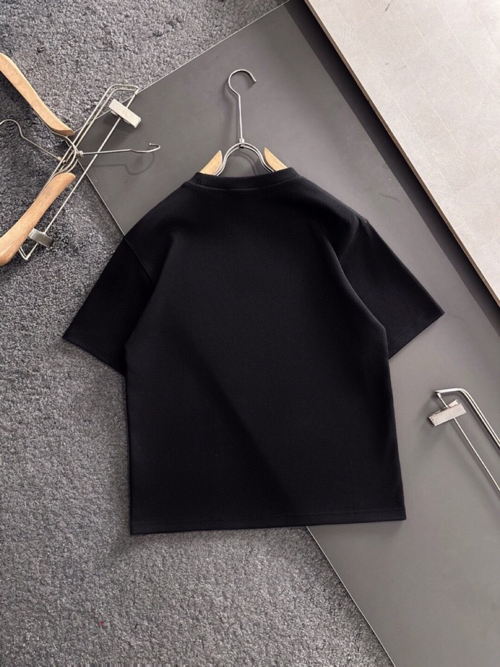 miumiu 缪缪2025SS秋冬最新款圆领时尚短袖圆领T恤，官网同步，纯棉面料！贴肤舒适，耐看又好穿，