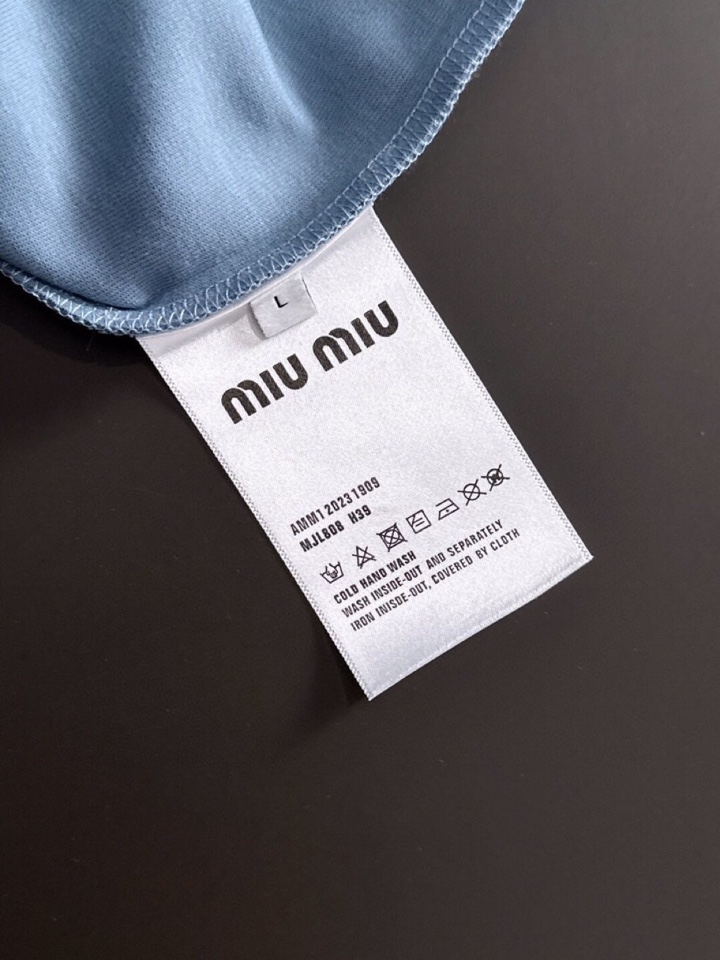 miumiu 缪缪2025SS秋冬最新款圆领时尚短袖圆领T恤，官网同步，纯棉面料！贴肤舒适，耐看又好穿，