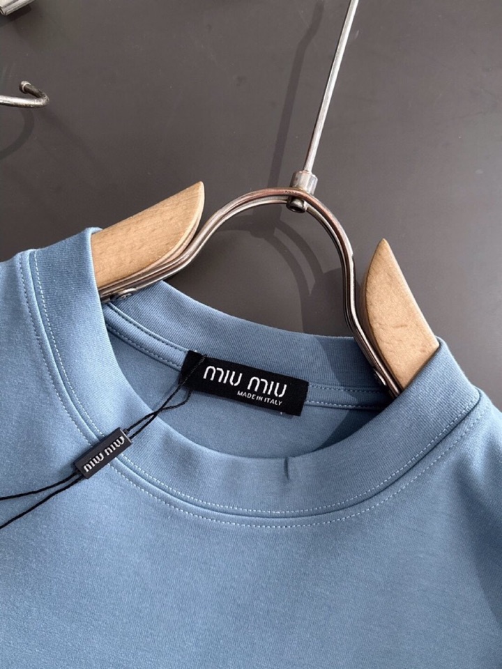 miumiu 缪缪2025SS秋冬最新款圆领时尚短袖圆领T恤，官网同步，纯棉面料！贴肤舒适，耐看又好穿，