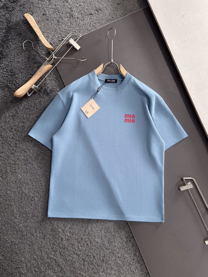 miumiu 缪缪2025SS秋冬最新款圆领时尚短袖圆领T恤，官网同步，纯棉面料！贴肤舒适，耐看又好穿，