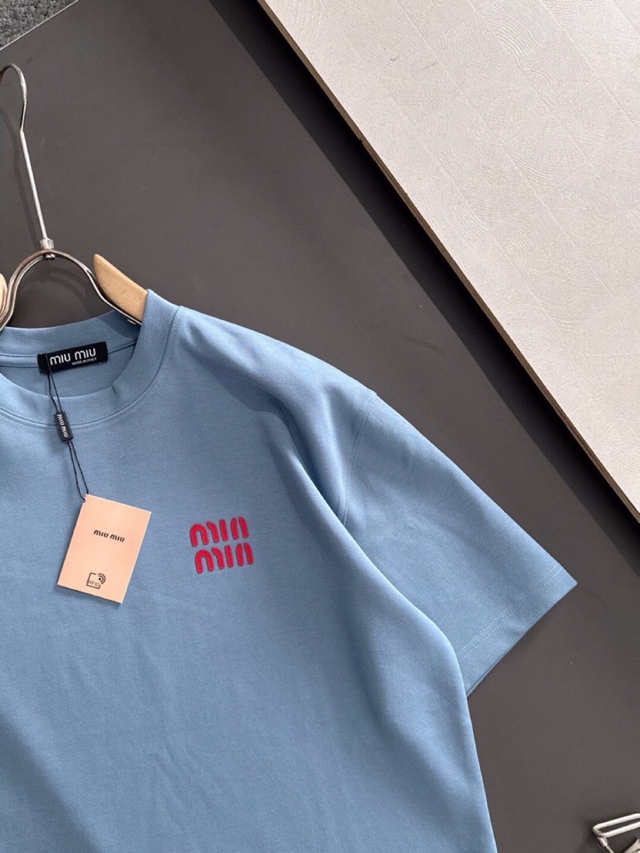 miumiu 缪缪2025SS秋冬最新款圆领时尚短袖圆领T恤，官网同步，纯棉面料！贴肤舒适，耐看又好穿，