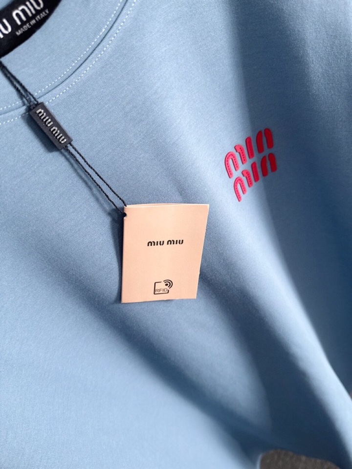 miumiu 缪缪2025SS秋冬最新款圆领时尚短袖圆领T恤，官网同步，纯棉面料！贴肤舒适，耐看又好穿，