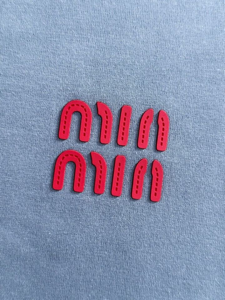 miumiu 缪缪2025SS秋冬最新款圆领时尚短袖圆领T恤，官网同步，纯棉面料！贴肤舒适，耐看又好穿，