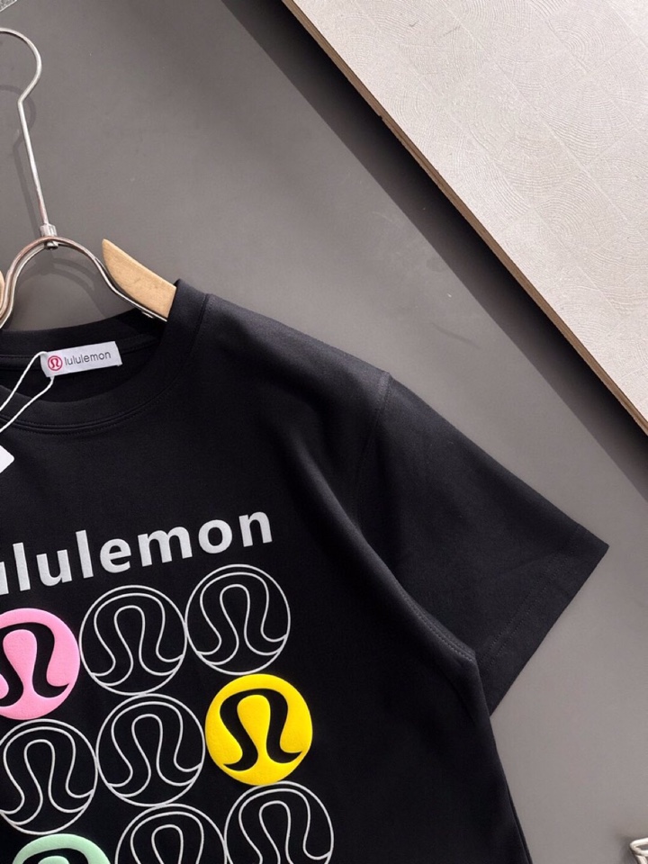 LULU 2025SS秋冬最新款圆领时尚短袖圆领T恤，官网同步，纯棉面料！贴肤舒适，耐看又好穿，经典简约