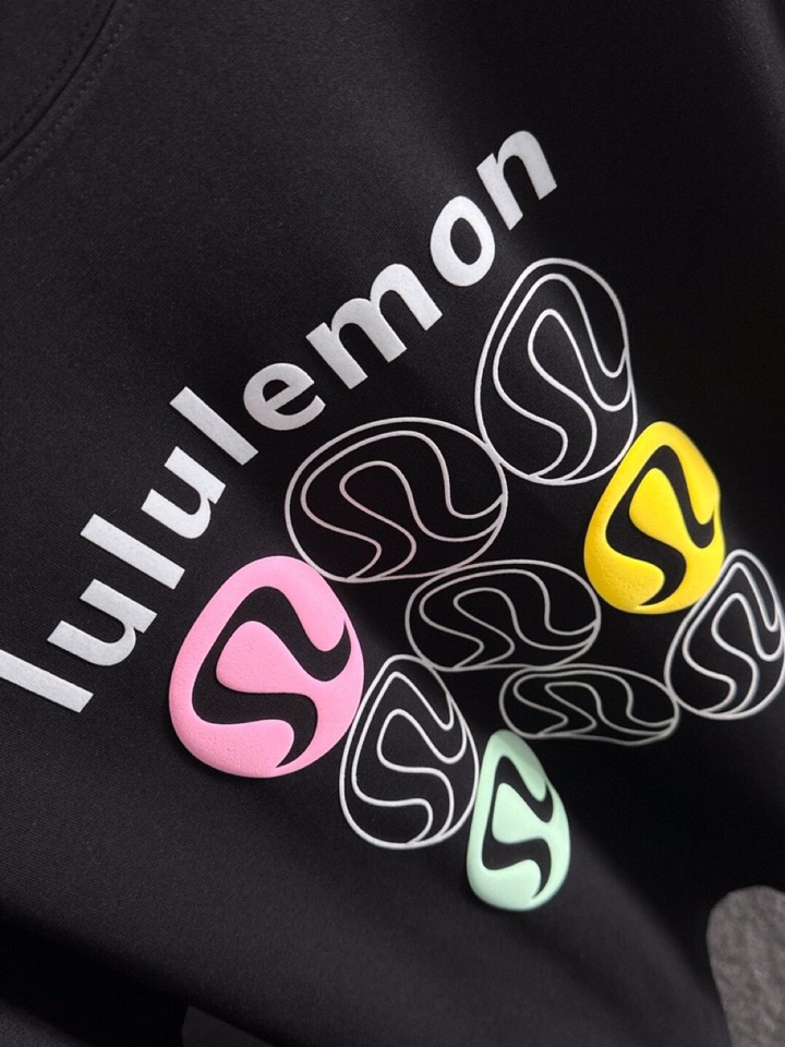 LULU 2025SS秋冬最新款圆领时尚短袖圆领T恤，官网同步，纯棉面料！贴肤舒适，耐看又好穿，经典简约