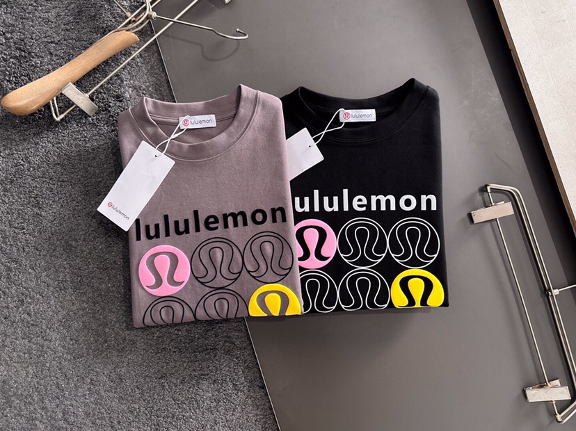 LULU 2025SS秋冬最新款圆领时尚短袖圆领T恤，官网同步，纯棉面料！贴肤舒适，耐看又好穿，经典简约