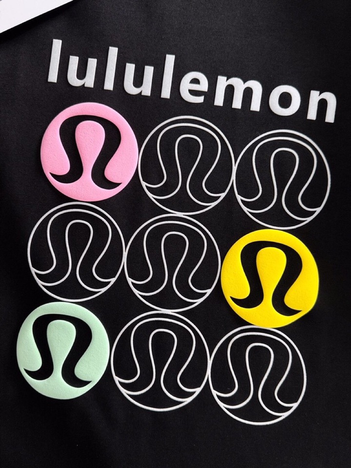 LULU 2025SS秋冬最新款圆领时尚短袖圆领T恤，官网同步，纯棉面料！贴肤舒适，耐看又好穿，经典简约