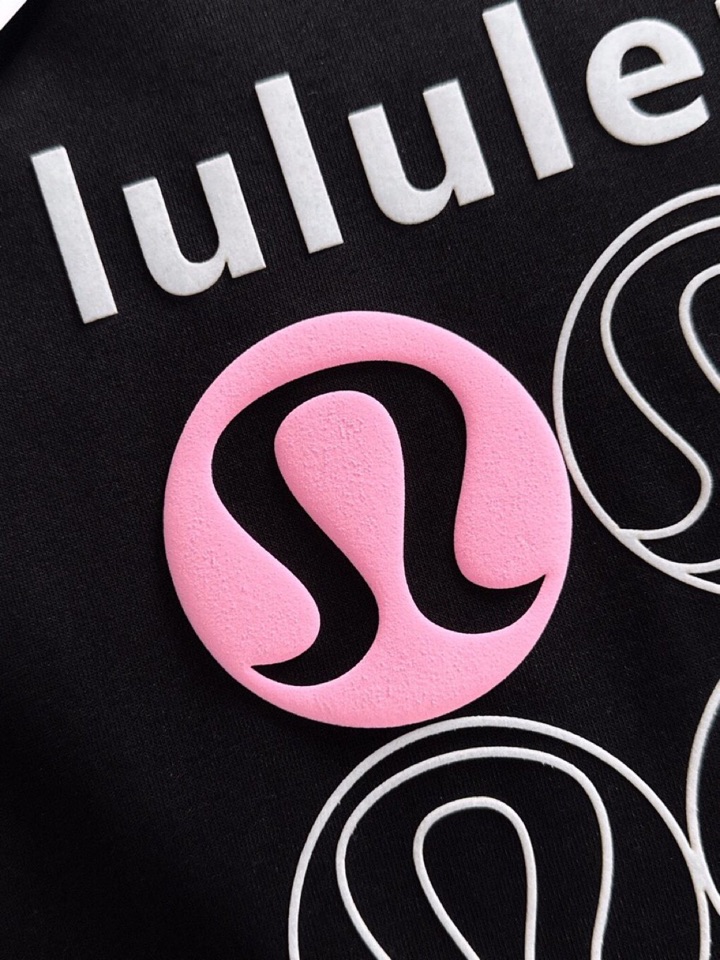 LULU 2025SS秋冬最新款圆领时尚短袖圆领T恤，官网同步，纯棉面料！贴肤舒适，耐看又好穿，经典简约