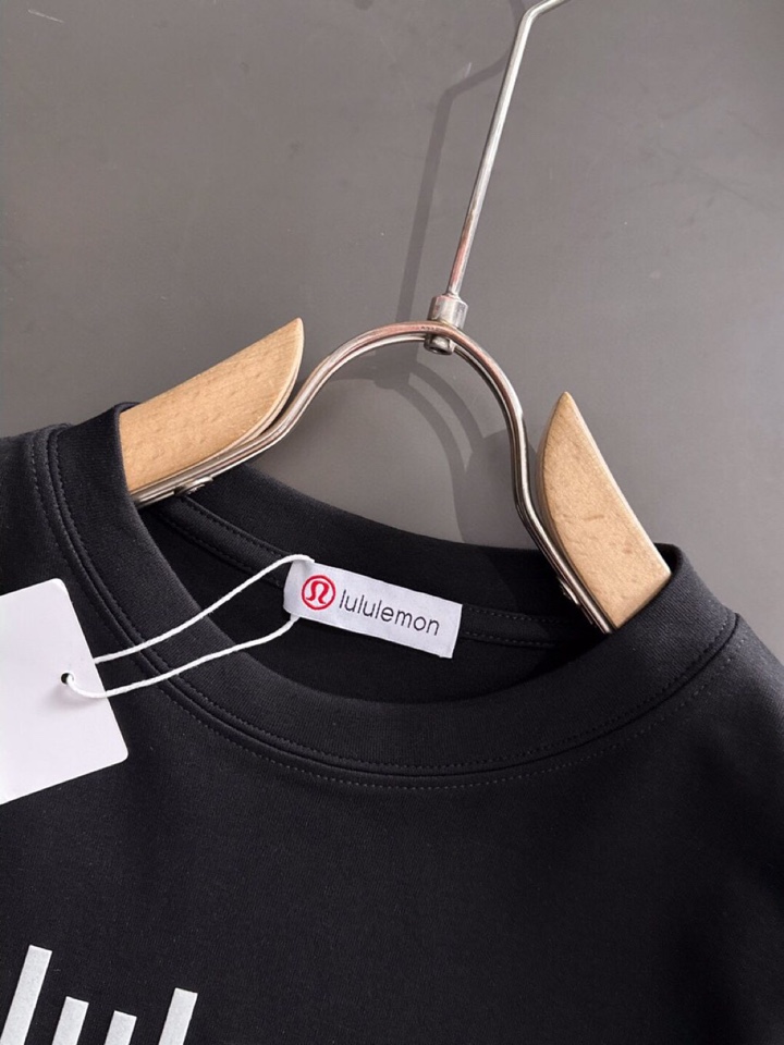 LULU 2025SS秋冬最新款圆领时尚短袖圆领T恤，官网同步，纯棉面料！贴肤舒适，耐看又好穿，经典简约