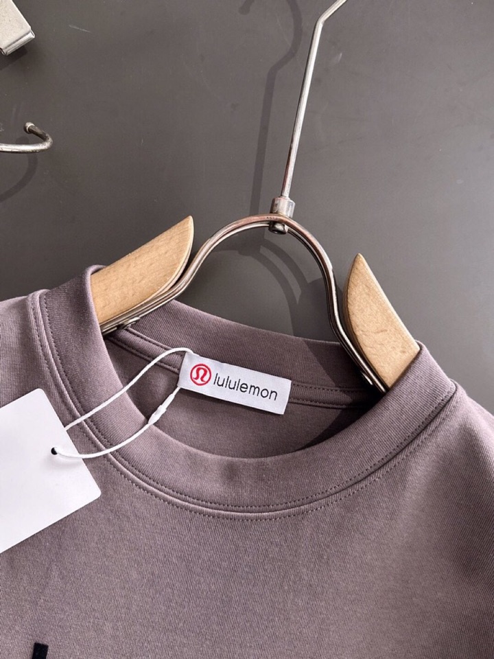 LULU 2025SS秋冬最新款圆领时尚短袖圆领T恤，官网同步，纯棉面料！贴肤舒适，耐看又好穿，经典简约