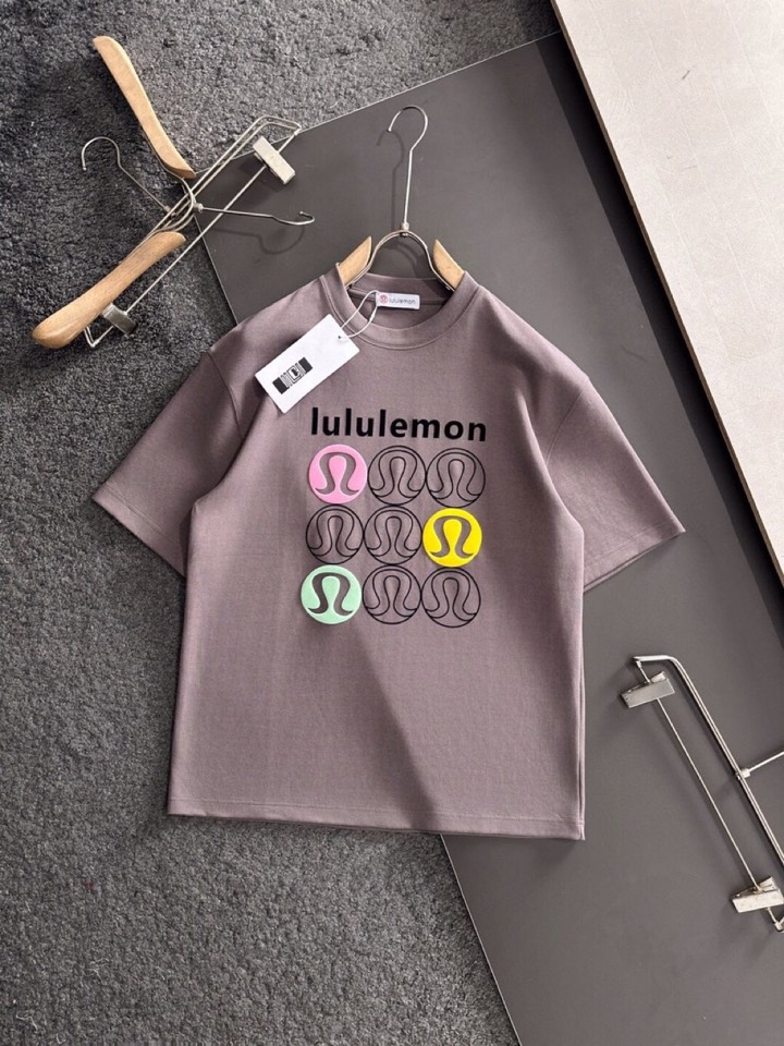 LULU 2025SS秋冬最新款圆领时尚短袖圆领T恤，官网同步，纯棉面料！贴肤舒适，耐看又好穿，经典简约