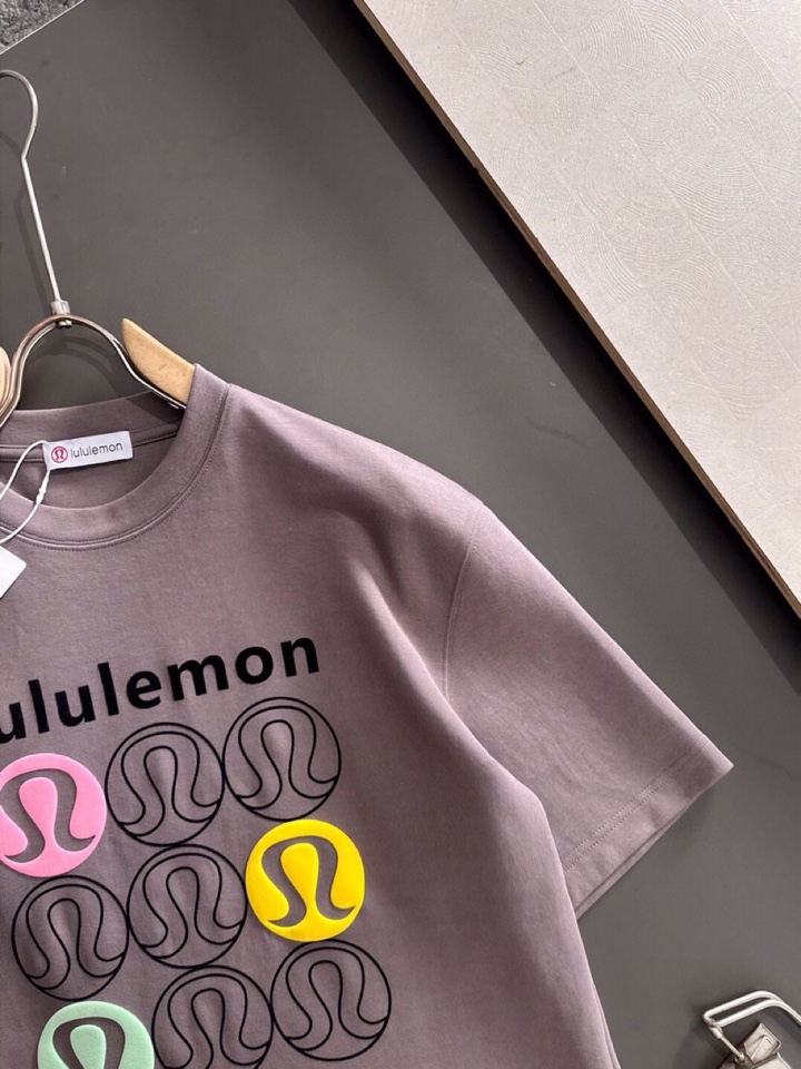 LULU 2025SS秋冬最新款圆领时尚短袖圆领T恤，官网同步，纯棉面料！贴肤舒适，耐看又好穿，经典简约
