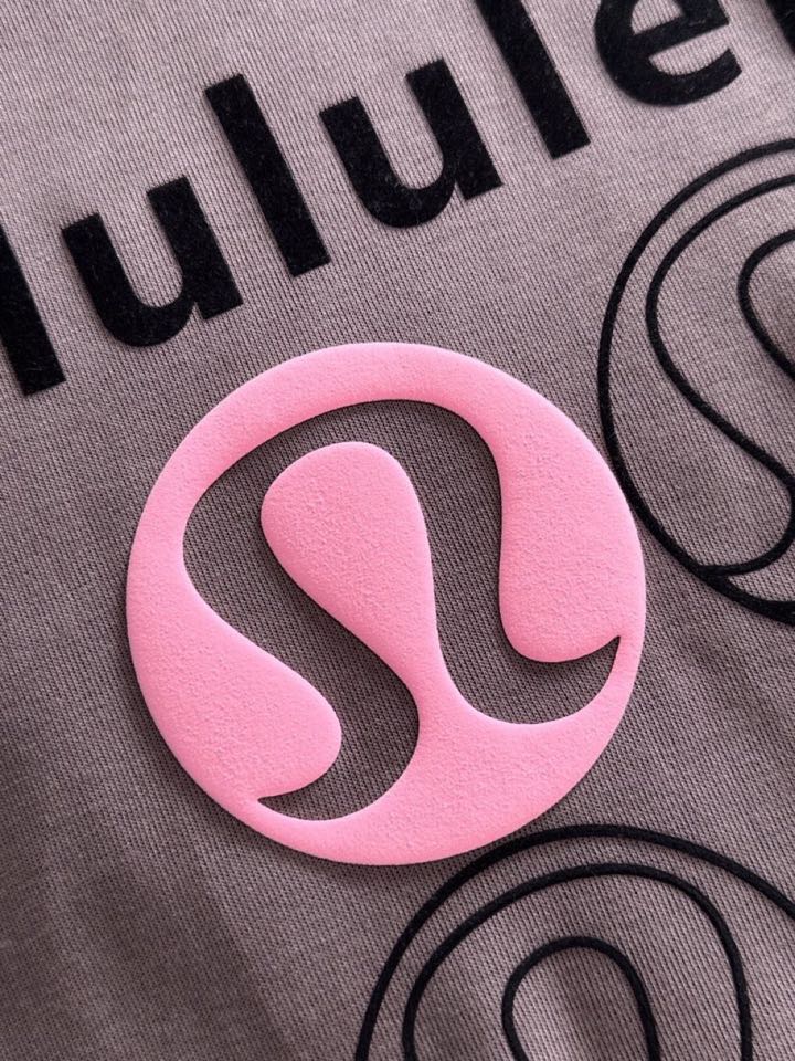 LULU 2025SS秋冬最新款圆领时尚短袖圆领T恤，官网同步，纯棉面料！贴肤舒适，耐看又好穿，经典简约