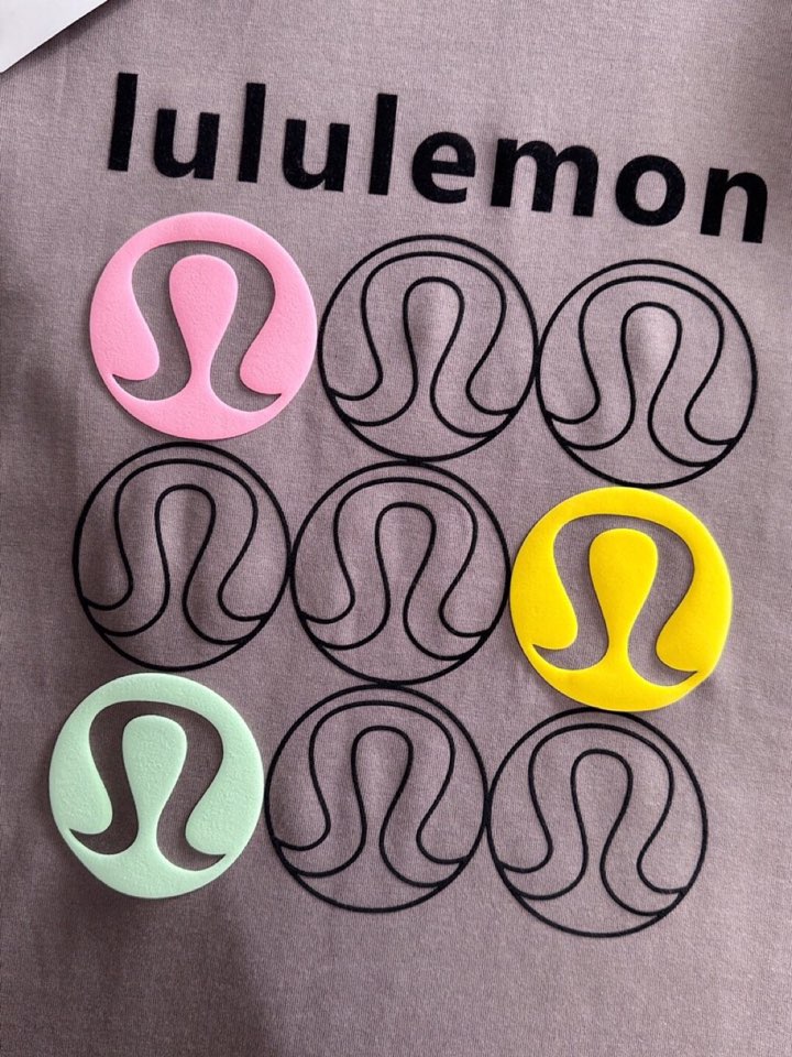 LULU 2025SS秋冬最新款圆领时尚短袖圆领T恤，官网同步，纯棉面料！贴肤舒适，耐看又好穿，经典简约