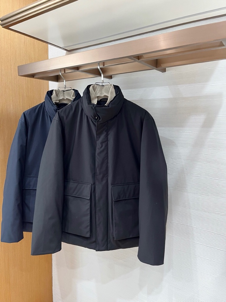 Loro Piana 诺悠翩雅lP🆕 秋冬火爆经典立领款羽绒服外套\n颜色：黑色，藏青\n码数：M-3 