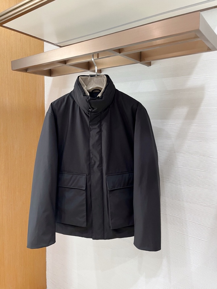 Loro Piana 诺悠翩雅lP🆕 秋冬火爆经典立领款羽绒服外套\n颜色：黑色，藏青\n码数：M-3 