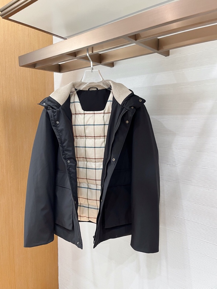 Loro Piana 诺悠翩雅lP🆕 秋冬火爆经典立领款羽绒服外套\n颜色：黑色，藏青\n码数：M-3 