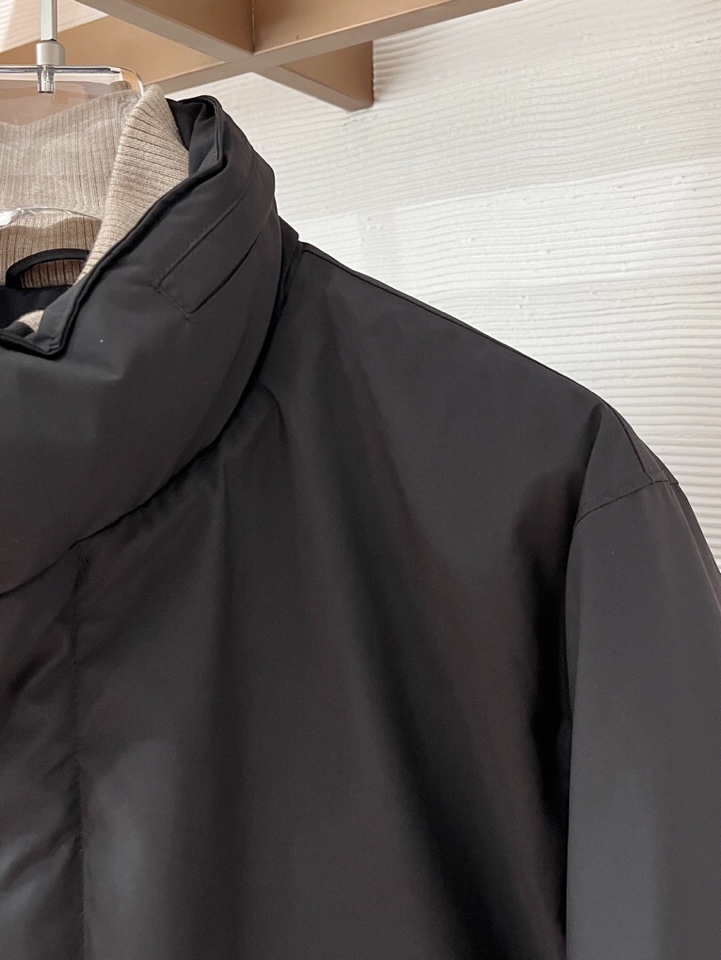 Loro Piana 诺悠翩雅lP🆕 秋冬火爆经典立领款羽绒服外套\n颜色：黑色，藏青\n码数：M-3 