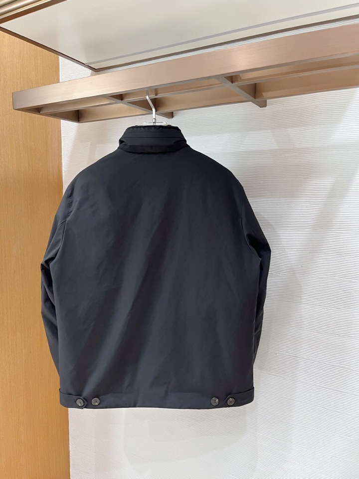 Loro Piana 诺悠翩雅lP🆕 秋冬火爆经典立领款羽绒服外套\n颜色：黑色，藏青\n码数：M-3 