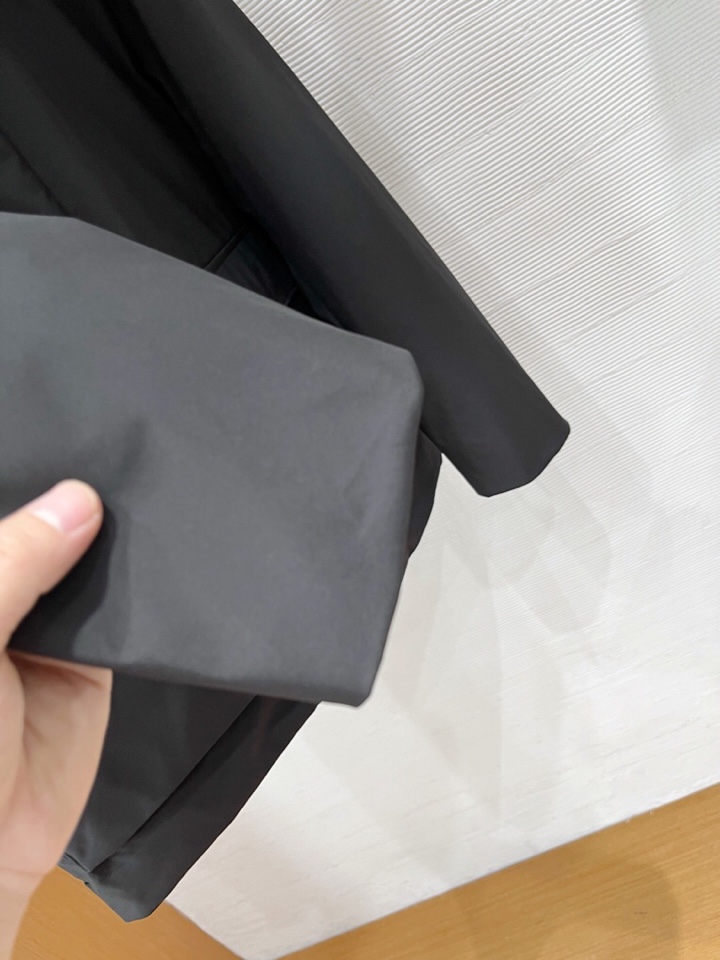 Loro Piana 诺悠翩雅lP🆕 秋冬火爆经典立领款羽绒服外套\n颜色：黑色，藏青\n码数：M-3 