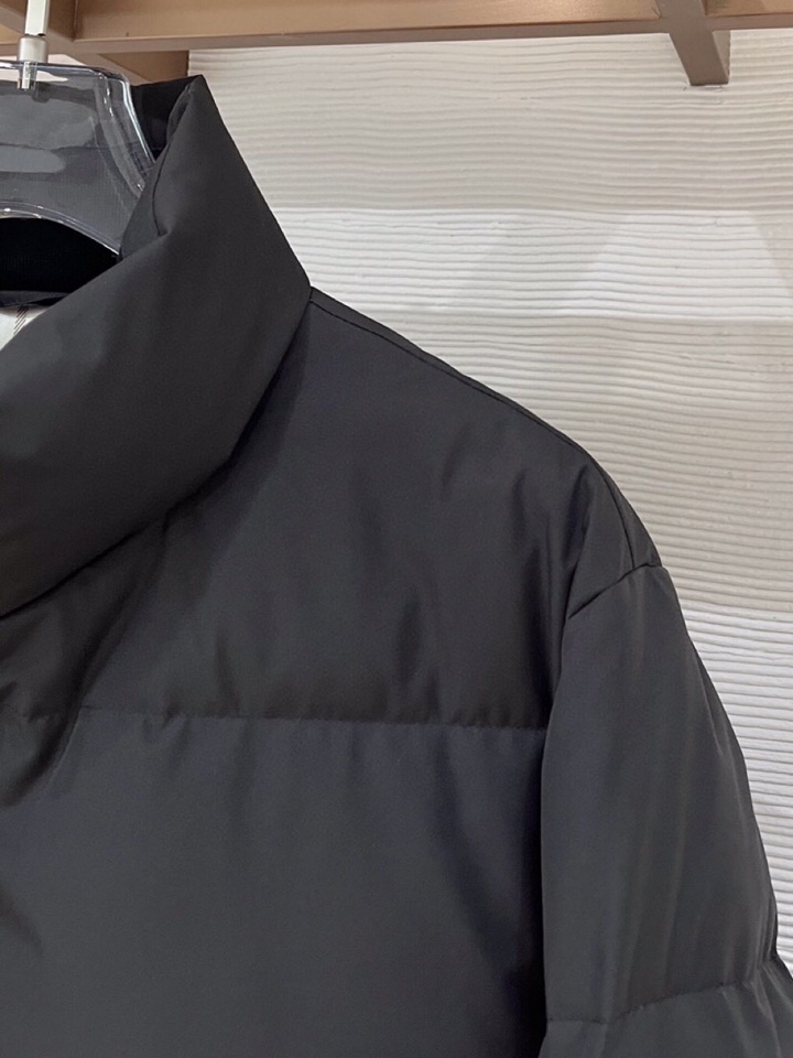 Loro Piana 诺悠翩雅lP🆕 秋冬火爆经典立领款羽绒服外套\n颜色：黑色，藏青\n码数：M-3 