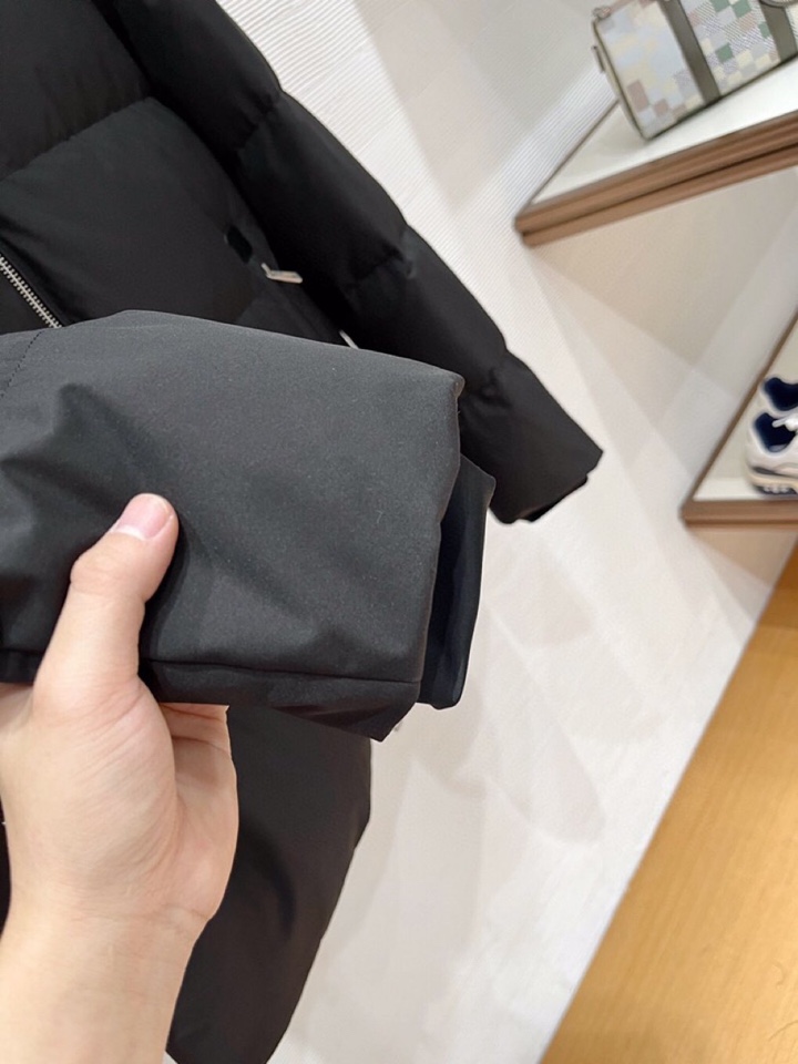 Loro Piana 诺悠翩雅lP🆕 秋冬火爆经典立领款羽绒服外套\n颜色：黑色，藏青\n码数：M-3 