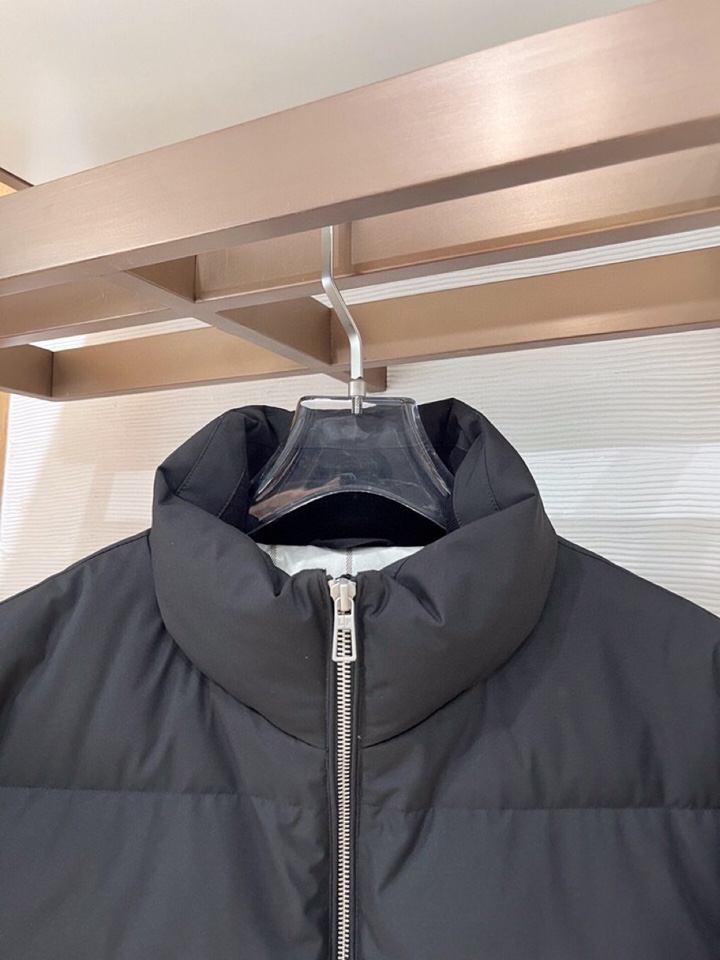 Loro Piana 诺悠翩雅lP🆕 秋冬火爆经典立领款羽绒服外套\n颜色：黑色，藏青\n码数：M-3 