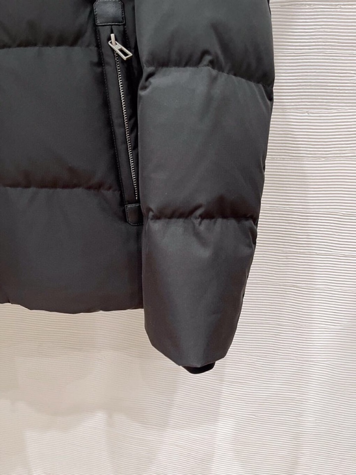 Loro Piana 诺悠翩雅lP🆕 秋冬火爆经典立领款羽绒服外套\n颜色：黑色，藏青\n码数：M-3 