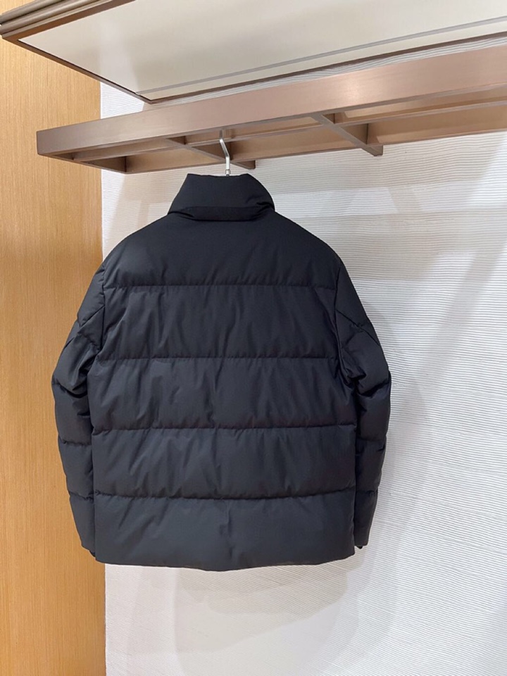 Loro Piana 诺悠翩雅lP🆕 秋冬火爆经典立领款羽绒服外套\n颜色：黑色，藏青\n码数：M-3 