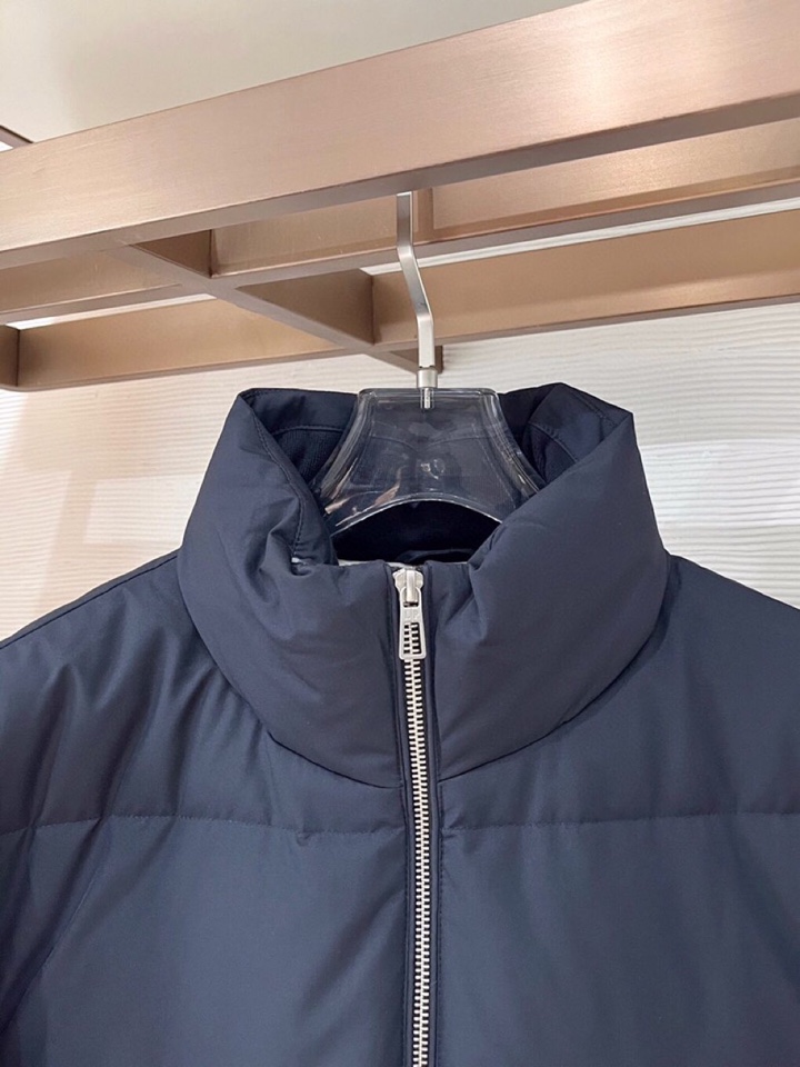 Loro Piana 诺悠翩雅lP🆕 秋冬火爆经典立领款羽绒服外套\n颜色：黑色，藏青\n码数：M-3 