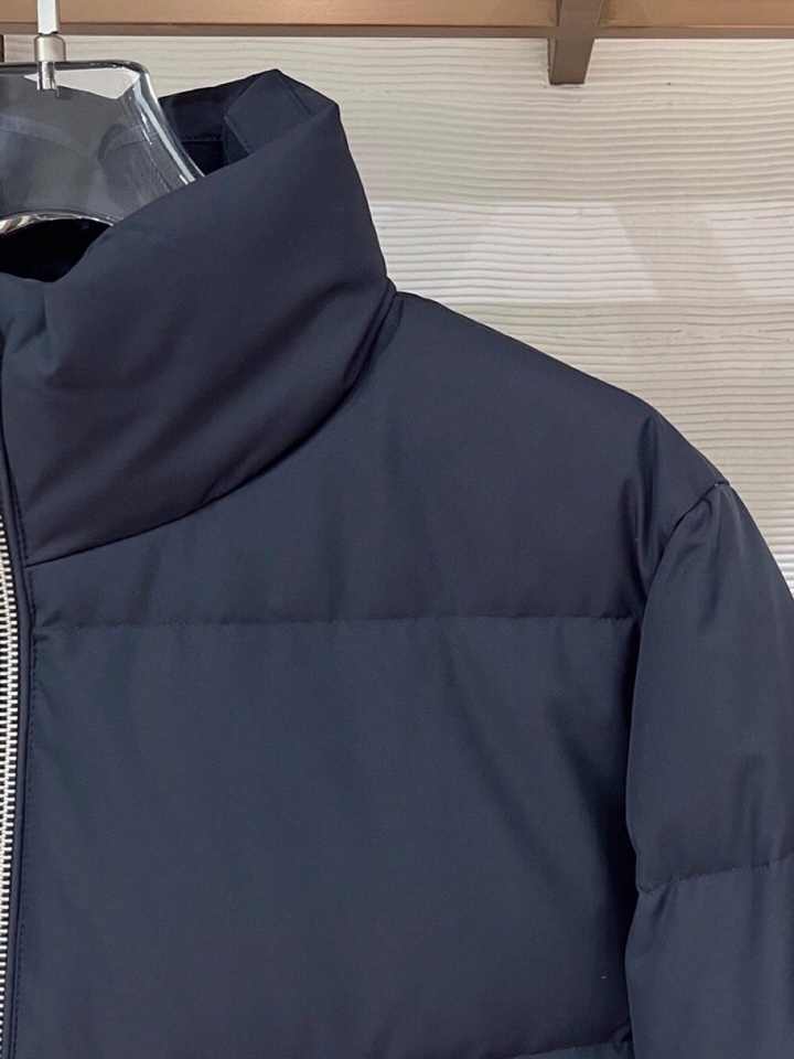 Loro Piana 诺悠翩雅lP🆕 秋冬火爆经典立领款羽绒服外套\n颜色：黑色，藏青\n码数：M-3 