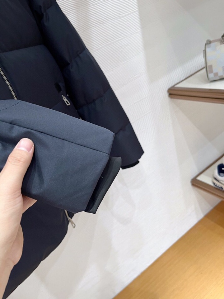 Loro Piana 诺悠翩雅lP🆕 秋冬火爆经典立领款羽绒服外套\n颜色：黑色，藏青\n码数：M-3 