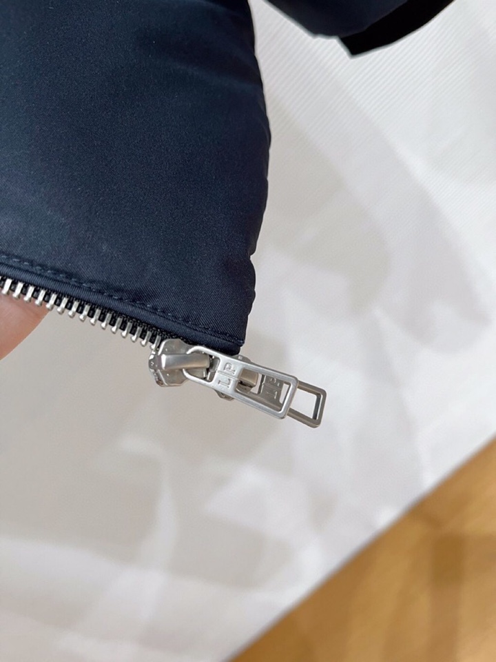 Loro Piana 诺悠翩雅lP🆕 秋冬火爆经典立领款羽绒服外套\n颜色：黑色，藏青\n码数：M-3 