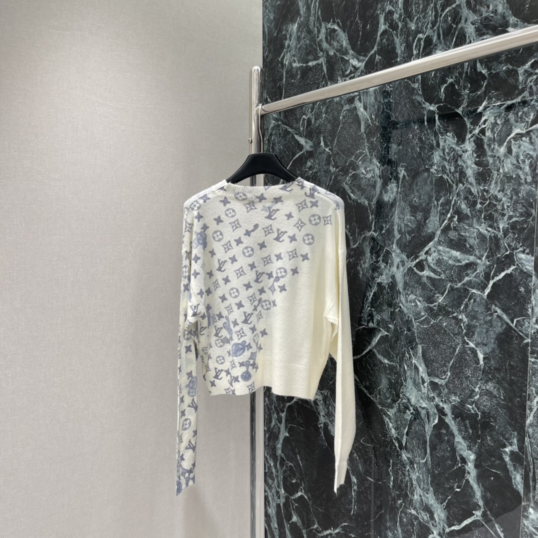 路易 25秋冬新款 老花针织衫 成衣蓝色品牌图案标识 清新优雅超有辨识度 春秋穿刚刚好 随便搭牛仔裤or